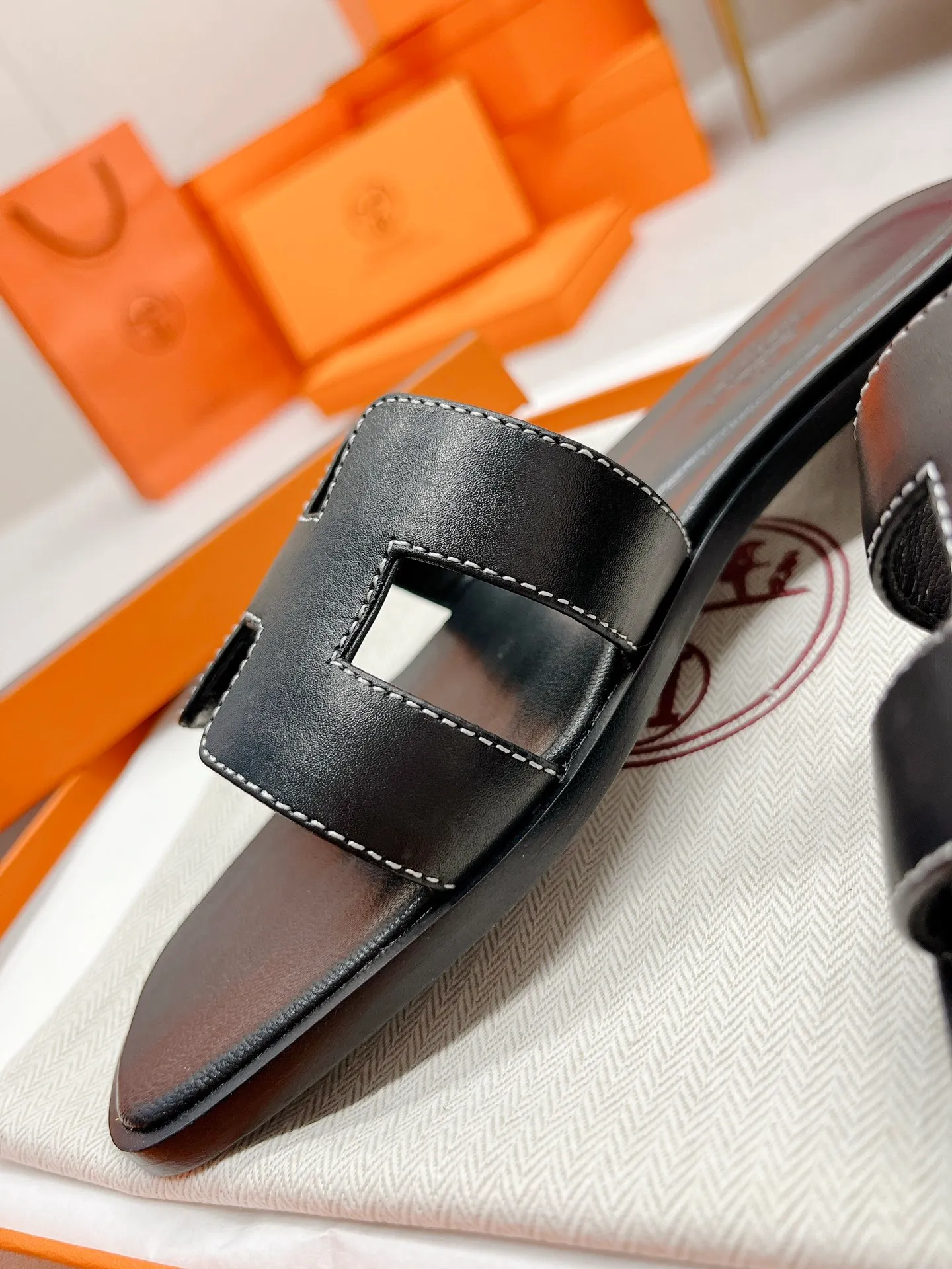 👟👟Ex-factory price 480👟👟 Top version, Hermes 2022 early spring new model, newly revised stitching technology (Hermès), upgraded packaging, upgraded version, workmanship materials upgrade ~ The highest version of Hermes handmade slippers in the market, the same as the original version of the 2022 early spring new model, purely handmade by masters! High-end customization, exclusive products, the highest version in the industry, Hermès' H-slippers are the most classic of the brand. They are constantly upgraded every year with little difference, and what is always improving is comfort. The new model brought by H family today is really classic and novel - it looks good! ! ! 1⃣️Let’s talk about the leather first. The entire shoe is made of imported calfskin. Only such luxurious materials will make the shoes more stylish and durable. 2⃣️The real Italian leather sole is perfectly integrated without any gaps! The technical requirements are very high! After this treatment, the leather base will be less delicate, more wear-resistant, and last longer! The real Italian leather sole is malleable and breathable like the skin. 3⃣️The midsole is also all made of genuine leather! You can take a look at other people's shoes and you'll know! Upper: Italian imported cowhide + original custom-grade Australian sheepskin feet + genuine leather outsole (pursuing top walking comfort) Packaging Let us emphasize: top-level exclusive box, with a full set of packaging series code number: 35 ~ 40 codes